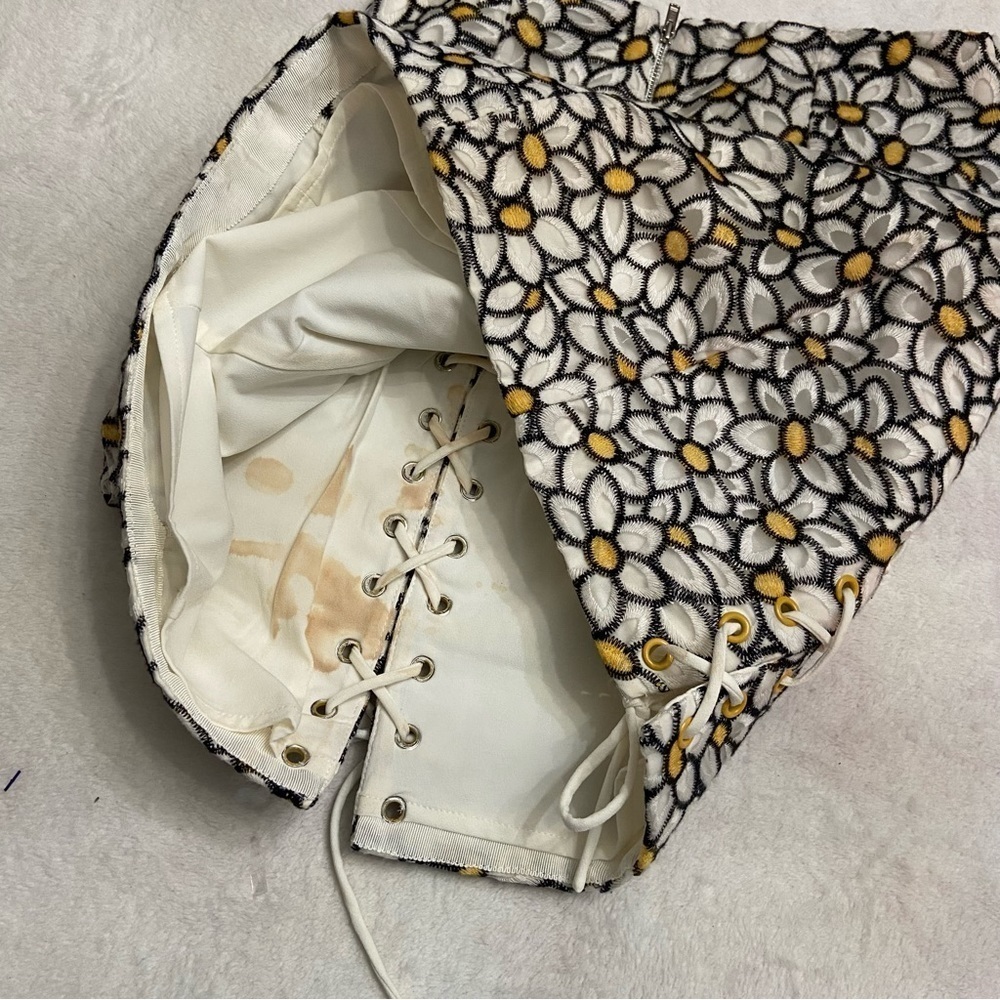 Nbd Daisy Embroidered Mini Skirt in White Daisy 28390 - Picture 10 of 14